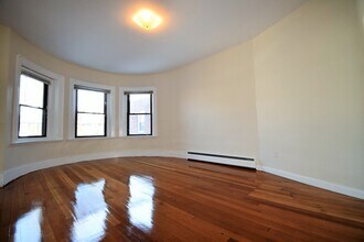 1728 Beacon St, Unit 1 in Brookline, MA - Foto de edificio - Building Photo