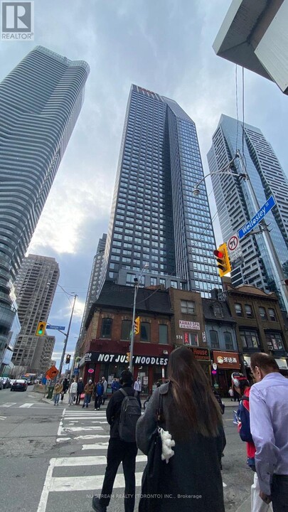 8-3308 Wellesley St W in Toronto, ON - Building Photo