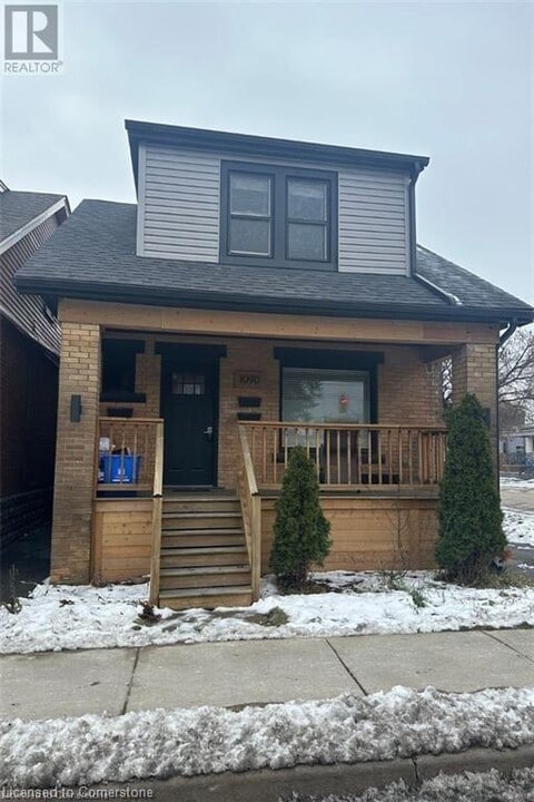 1090 Cannon St E in Hamilton, ON - Building Photo