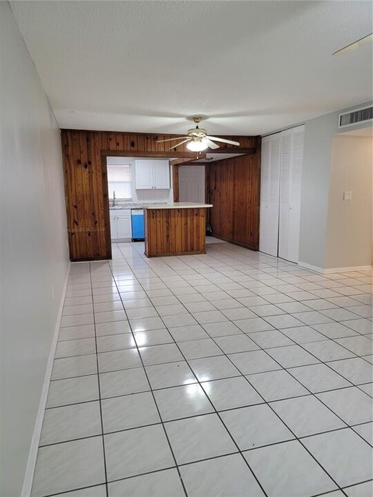 805 W Oakland Park Blvd, Unit D19 in Wilton Manors, FL - Building Photo