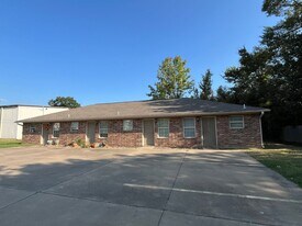 1123 E 13th St in Russellville, AR - Building Photo