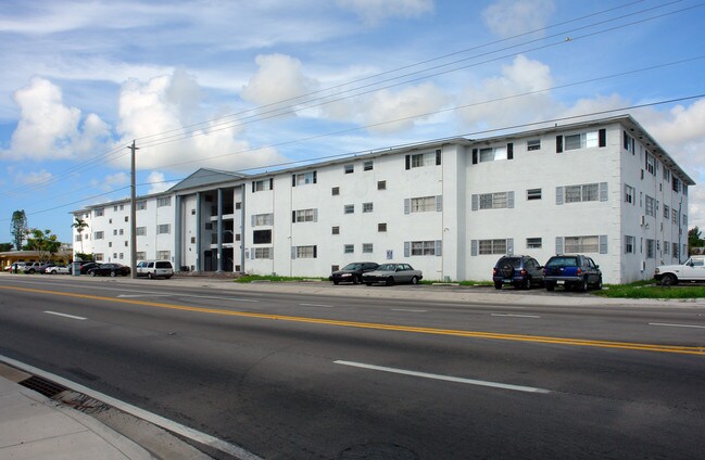 White House Apartments in North Miami, FL - Building Photo - Building Photo