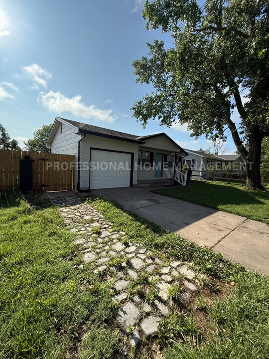 420 Reno in Burrton, KS - Building Photo