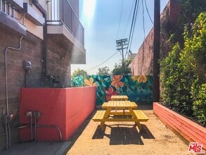 747 Lillian Way in Los Angeles, CA - Building Photo - Building Photo