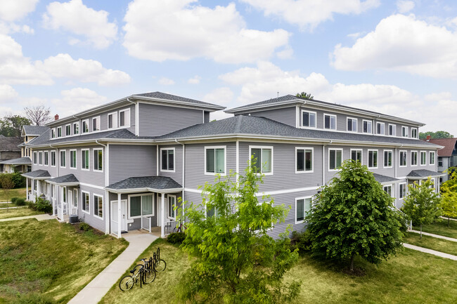 Campus Edge Apartments in Whitewater, WI - Foto de edificio - Building Photo