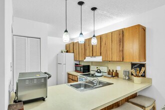 3402 Gardens E Dr in Palm Beach Gardens, FL - Building Photo - Building Photo