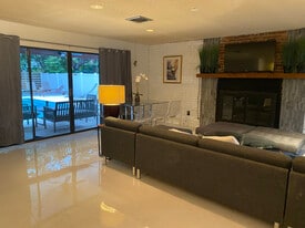 2156 Wisteria St in Sarasota, FL - Building Photo