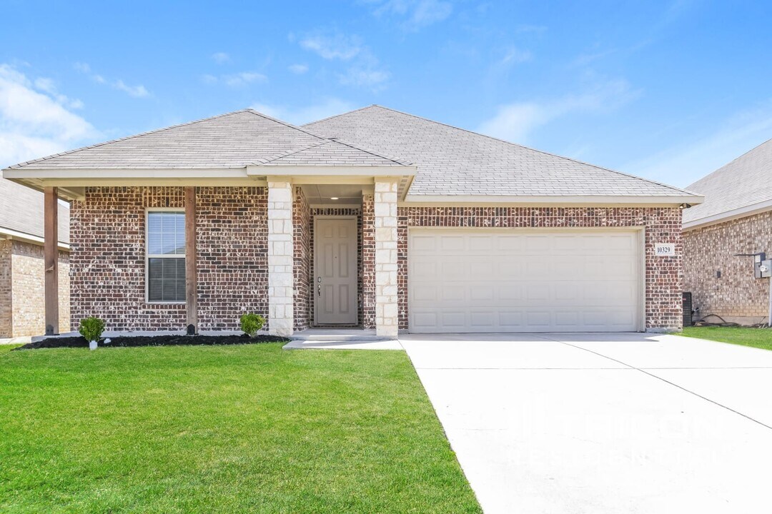 10329 Ft Teran Trl in Crowley, TX - Building Photo