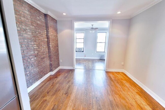 722 Tenth Avenue (49th & 50th St), #4D