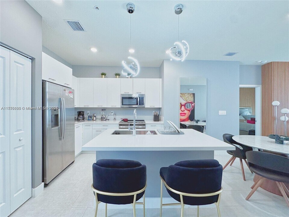 8167 NW 41st St in Doral, FL - Building Photo