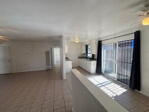 826 Astor Dr in Stockton, CA - Foto de edificio - Building Photo