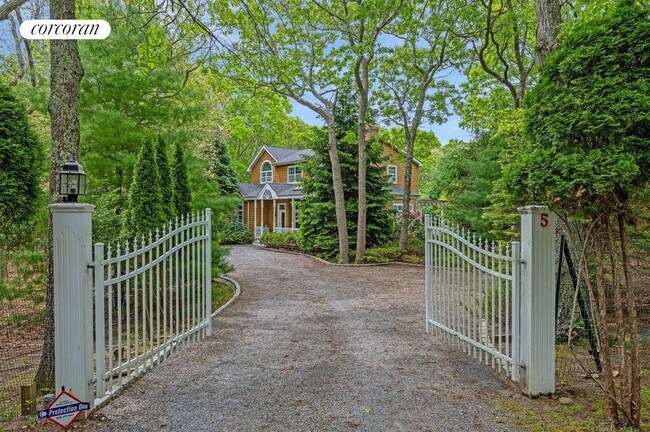 5 Van Scoys Path E in East Hampton, NY - Building Photo - Building Photo