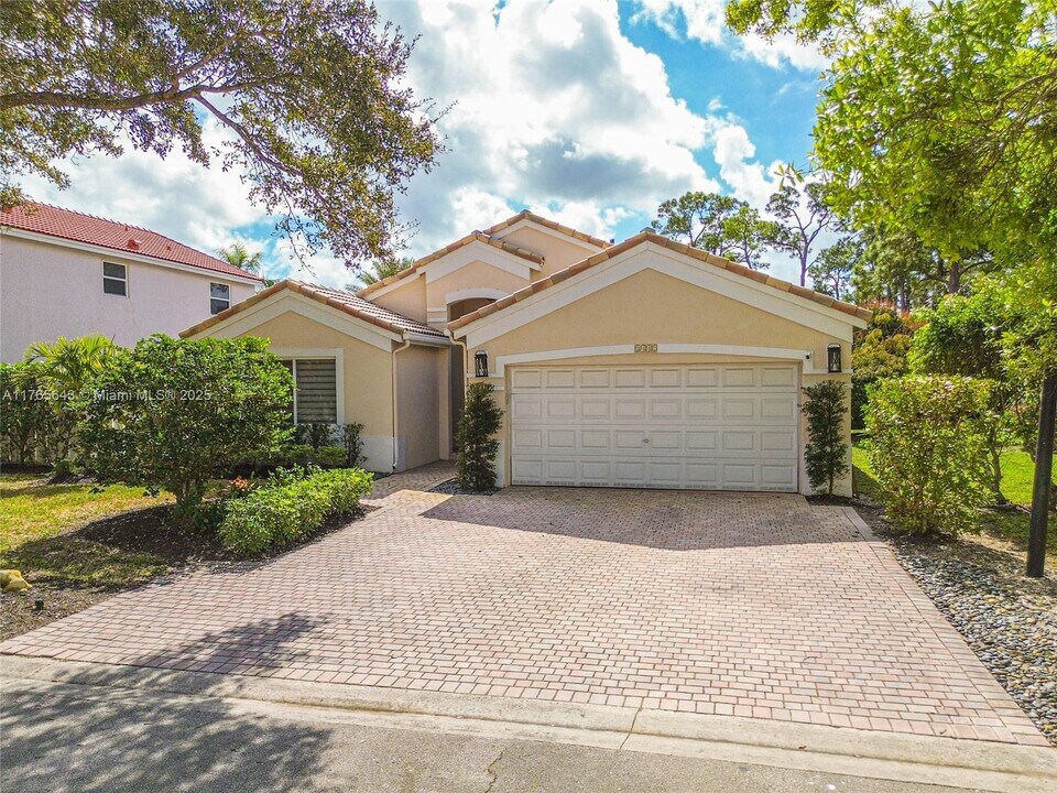 8442 NW 47th St in Coral Springs, FL - Building Photo