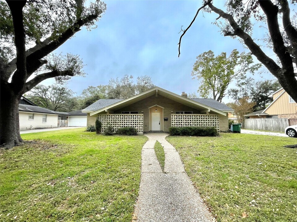 7723 Clarewood Dr in Houston, TX - Building Photo