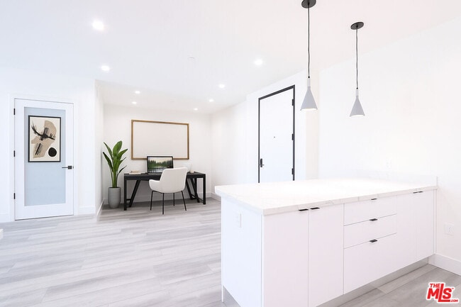 11800 Courtleigh Dr in Los Angeles, CA - Building Photo - Building Photo