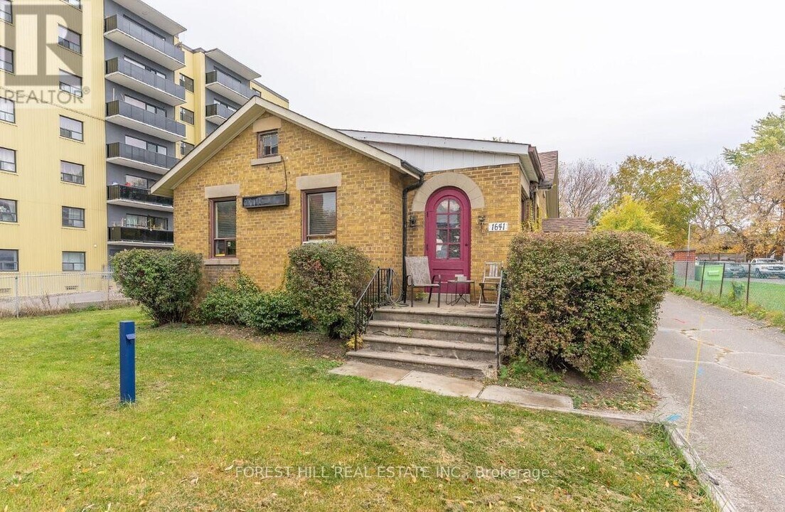 1641 Victoria Park Ave in Toronto, ON - Building Photo