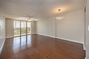 250 Jacaranda Dr, Unit 607 in Plantation, FL - Building Photo