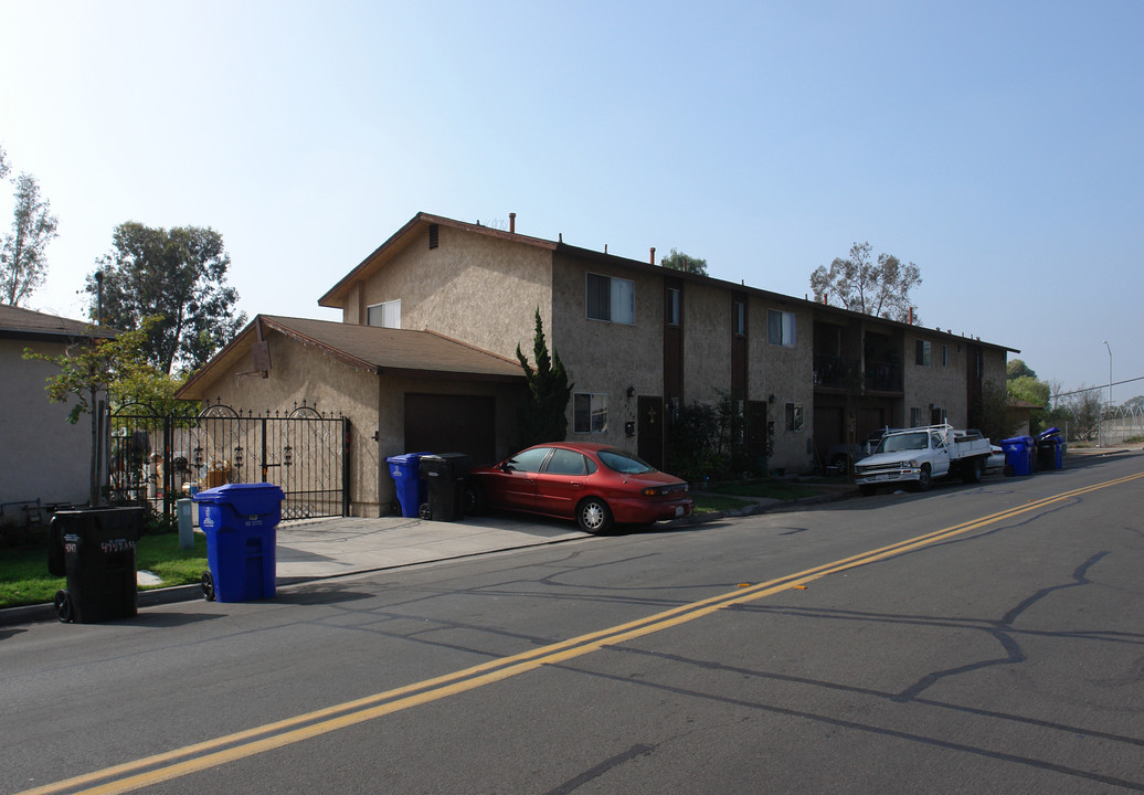 4739 A St in San Diego, CA - Foto de edificio