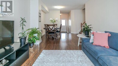 123 Queensbury Dr in Ottawa, ON - Building Photo - Building Photo