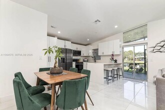 518 Woodgate Cir in Sunrise, FL - Building Photo - Building Photo