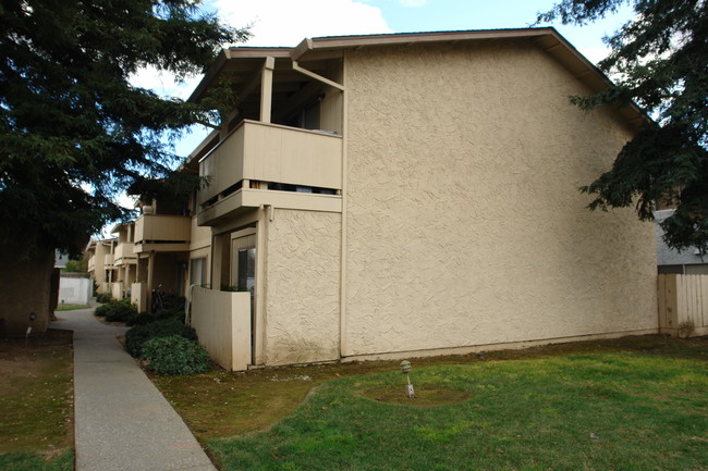 Alamont Apartments in Chico, CA - Foto de edificio - Building Photo