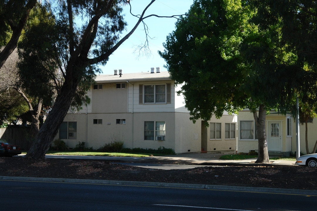El Camino Apartments in Millbrae, CA - Foto de edificio