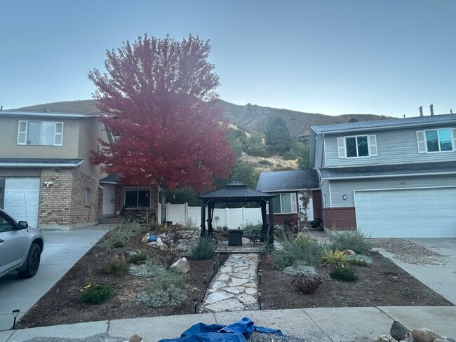 property at 8007 S Sunnyoak Cir