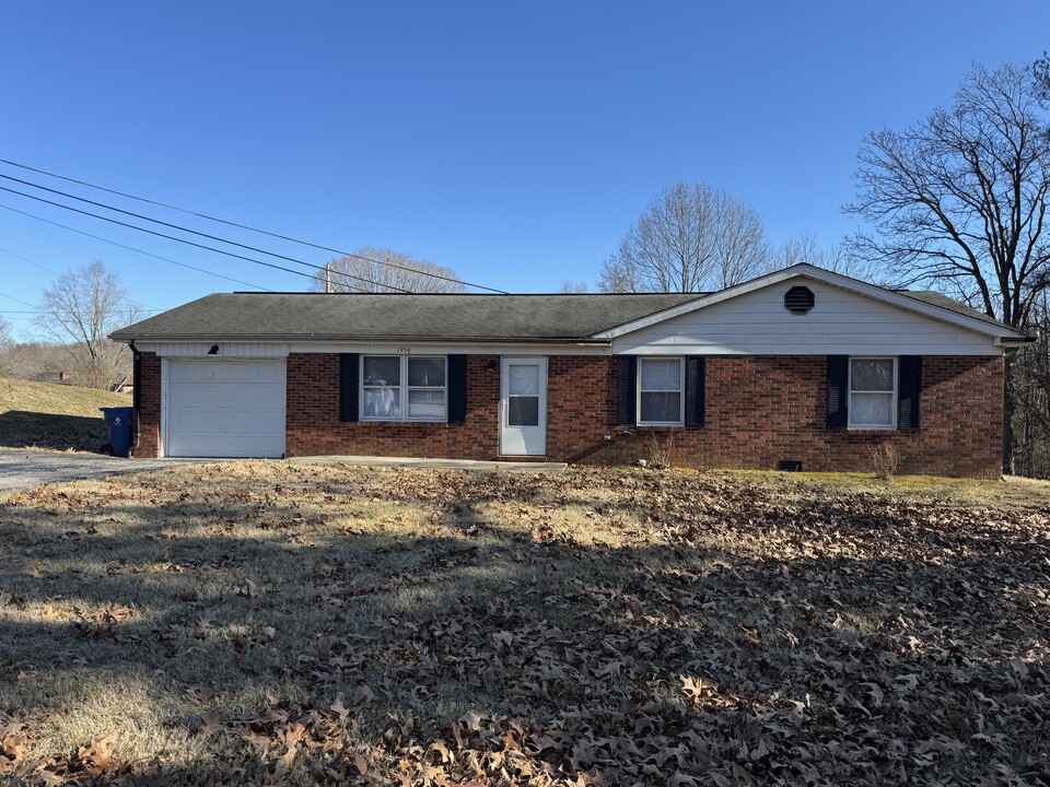 1956 Pumphouse Rd in Somerset, KY - Building Photo