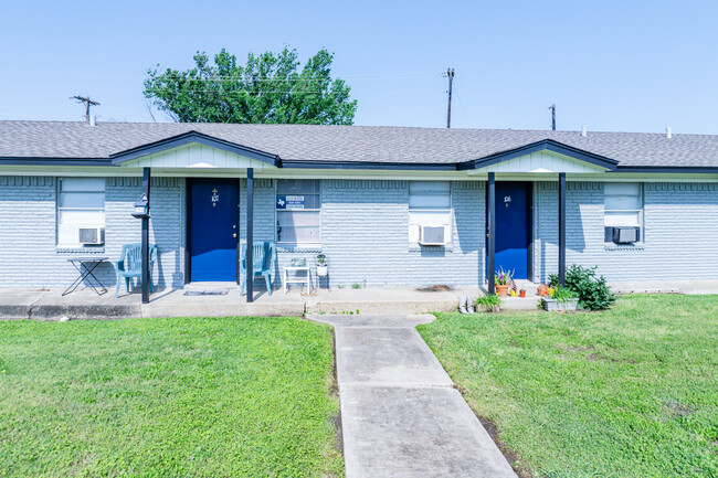 North Hills Crest in Haltom City, TX - Building Photo - Building Photo