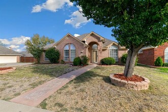 2025 Topaz Dr in Carrollton, TX - Foto de edificio - Building Photo