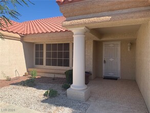 2500 Desert Sands Dr in Las Vegas, NV - Building Photo - Building Photo