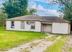 1745 Rivercrest St in Beaumont, TX - Building Photo