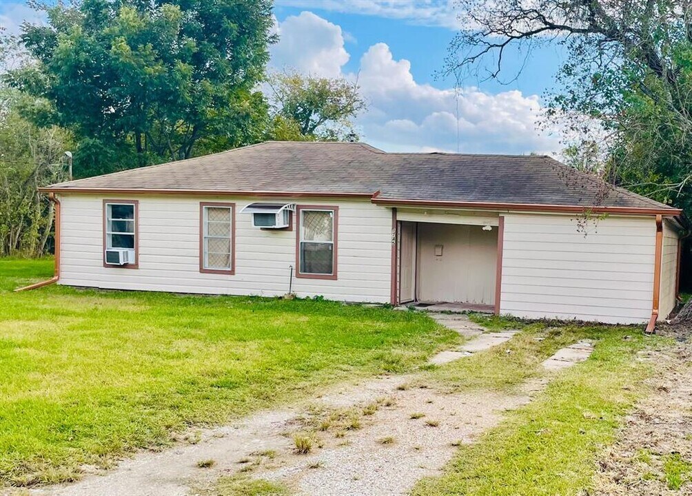 1745 Rivercrest St in Beaumont, TX - Building Photo