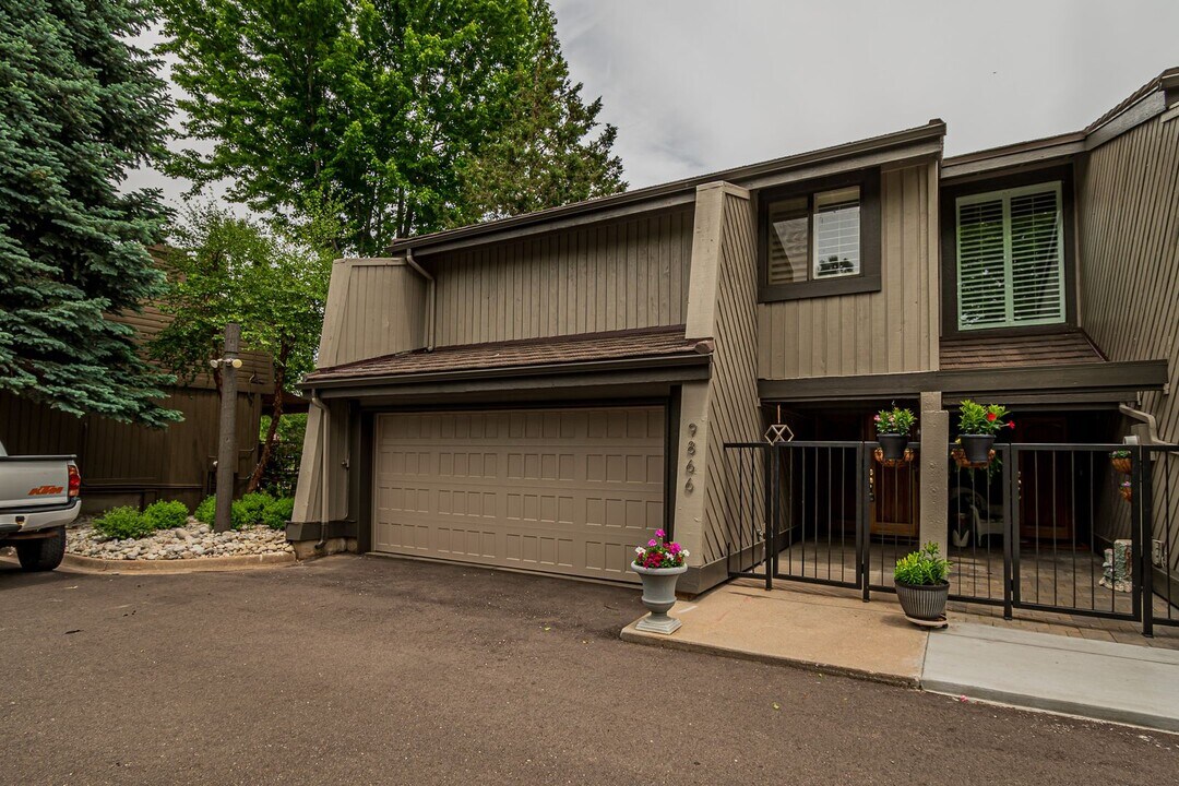 9866 E Maplewood Cir in Englewood, CO - Building Photo