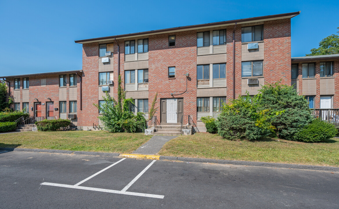 30 Henderson Dr, Unit 8 in East Hartford, CT - Building Photo