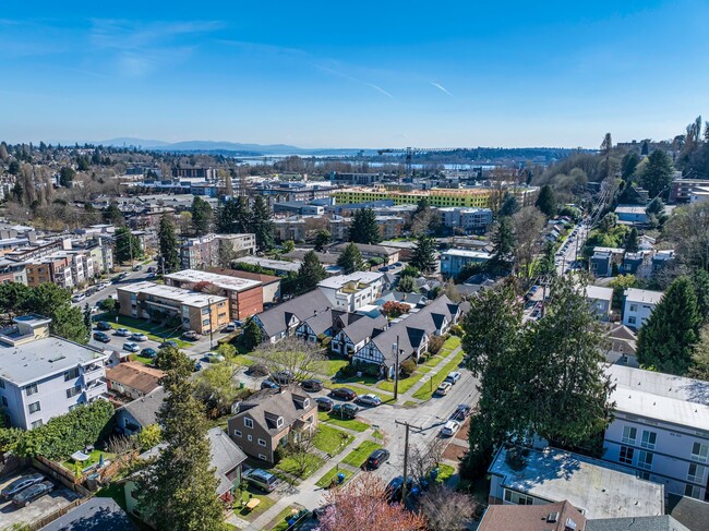 Benton Court Apartments in Seattle, WA - Building Photo - Building Photo