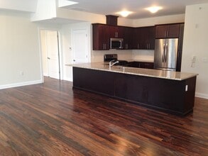 40 Russell Ave, Unit 201 in Old Tappan, NJ - Foto de edificio - Building Photo