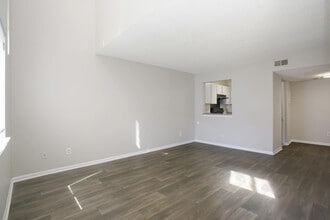 Crossings at East Nashville in Madison, TN - Foto de edificio - Building Photo