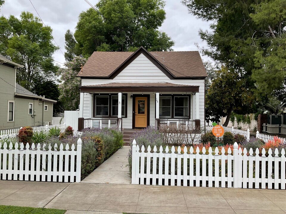 154 N Shaffer St in Orange, CA - Building Photo