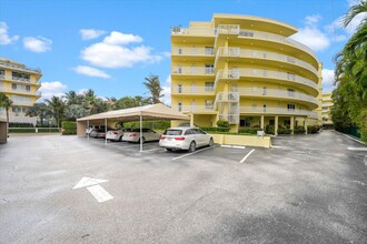 389 S Lake Dr in Palm Beach, FL - Foto de edificio - Building Photo