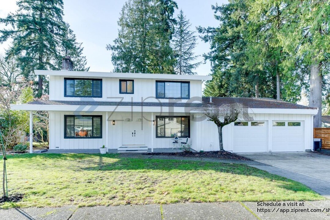 12225 105th Ave NE in Kirkland, WA - Building Photo