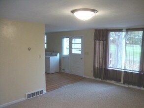 415 Oak Dr, Unit Fl. 1 in Mercer, PA - Building Photo - Building Photo