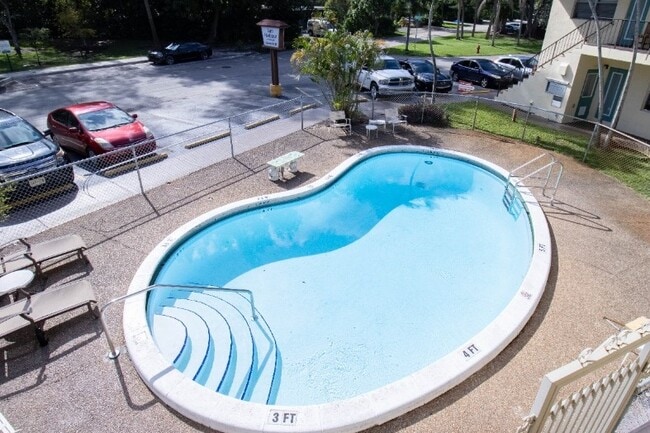 Sun Harbour Apartments in Fort Lauderdale, FL - Building Photo - Building Photo