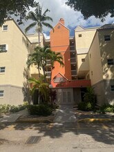 8343 Lake Dr, Unit 8343Lake Dr Doral FL33166 in Doral, FL - Foto de edificio - Building Photo