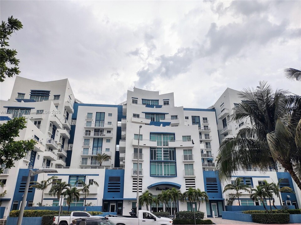7600 Collins Ave in Miami Beach, FL - Building Photo