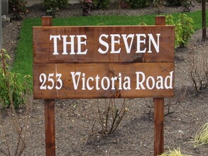 253 Victoria Rd in Nanaimo, BC - Building Photo - Building Photo