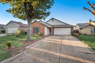 2410 Brookdale Dr in Arlington, TX - Building Photo