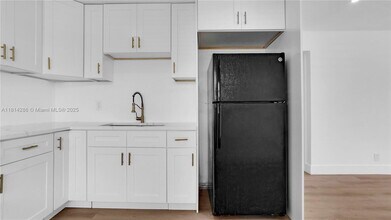 32 SW 9th St in Hallandale Beach, FL - Building Photo - Building Photo