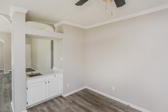 2001 Valley Falls Ave in Mesquite, TX - Foto de edificio - Building Photo