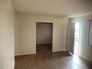 220 Douglas St in Bakersfield, CA - Foto de edificio - Building Photo